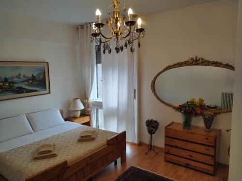 um quarto com uma cama e um espelho grande em B&B I FILOKSENIA em Trieste