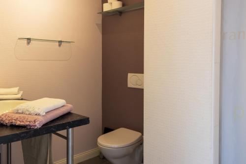 La salle de bains est pourvue de toilettes et d'un lavabo. dans l'établissement L'Abri du Bon Vent, à Cancale