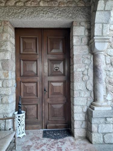 una gran puerta de madera en un edificio de piedra en Castell Rose, en Prades