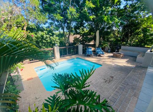 una piscina en un patio con patio en Pelican's Nest Holiday Home St Lucia en St Lucia