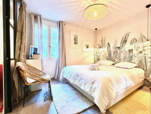 Schlafzimmer mit einem Bett und einem Fenster in der Unterkunft ApartHotel Riviera - BBB Vieille Ville - Splendide appartement de 3p AC avec Terrasse - LOFT PROVIDENCE in Nizza