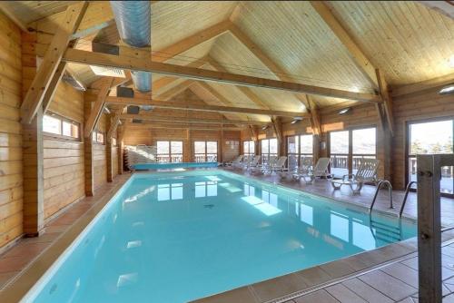 - une grande piscine dans un bâtiment en bois dans l'établissement Chalet les Hauts de la Lauzière, à Saint-Étienne-en-Dévoluy