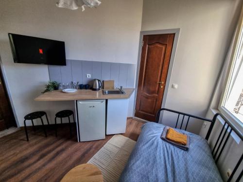 Cette petite chambre comprend une cuisine et un lit. dans l'établissement Relaxing Studio in Sofia Center, à Sofia