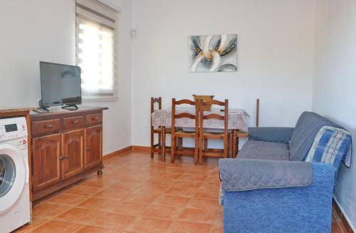 - un salon avec un canapé et un lave-linge dans l'établissement Chalet Peñuelas, à Conil de la Frontera