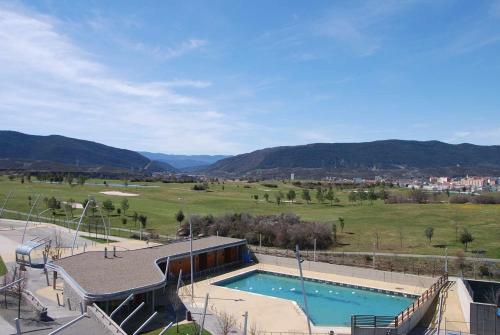 Výhled na bazén z ubytování Chalet en Las Margas Golf Club de Latas WOWRURAL nebo okolí