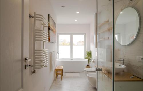 La salle de bains est pourvue d'une baignoire, d'un lavabo et de toilettes. dans l'établissement 2 Bedroom Amazing Home In Warzenko, à Warzenko