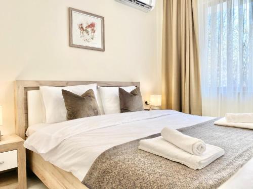 1 dormitorio con 1 cama blanca grande y ventana en Great 2BDR Apartment in the Centre for 6 Guests, en Stara Zagora