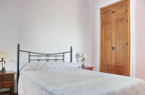 コニル・デ・ラ・フロンテーラにあるCasa El Cortijilloのベッドルーム1室(ベッド1台付)、木製のドア