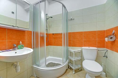 イボニチ・ズドルイにあるSanatorium Uzdrowiskowe nr IVのバスルーム(シャワー、トイレ、シンク付)
