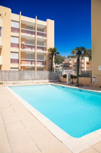 une piscine devant un immeuble dans l'établissement MAR & SOL - idéalement situé, à Cavalaire-sur-Mer