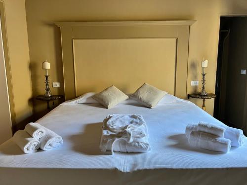 a white bed with towels on top of it at Casa Modica - Luxury rooms in Noto