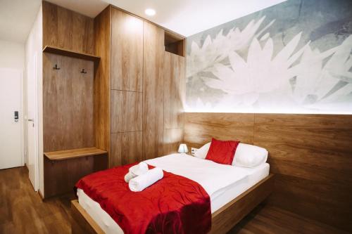 ein Schlafzimmer mit einem Bett mit einer roten Decke in der Unterkunft Pension JASOPA in Pardubice