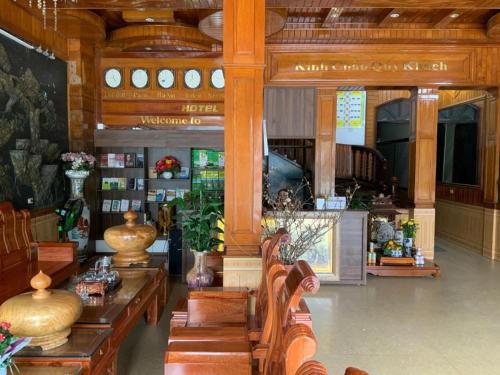 uma loja com mesas e cadeiras num edifício em Khách sạn CƯỜNG THÀNH em Thái Nguyên