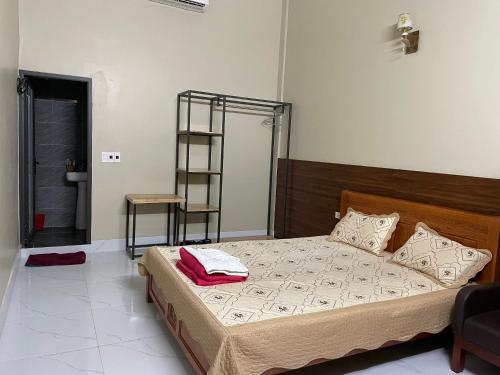 um quarto com uma cama com uma toalha em Khách sạn CƯỜNG THÀNH em Thái Nguyên