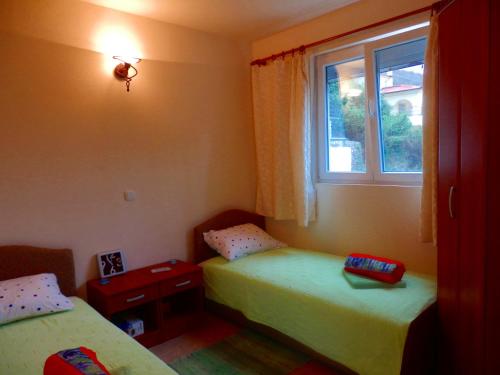 En eller flere senger på et rom på Apartments Vladilena