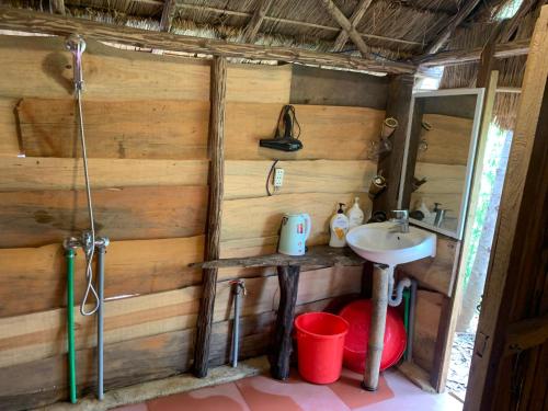 uma casa de banho com um lavatório e um chuveiro. em Hoàng Ánh - Kon Xom Luh em Kon Tum