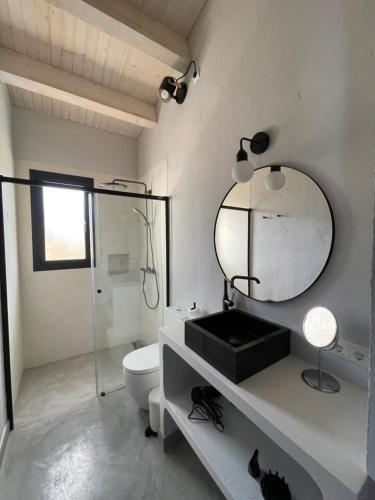 łazienka z toaletą i lustrem w obiekcie Casa Palma Pals 1 w mieście Pals