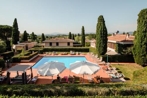 eine Villa mit einem Pool und 2 Sonnenschirmen in der Unterkunft Residence Poggio Golf Chianti Firenze in Impruneta