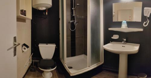 een badkamer met een douche, een toilet en een wastafel bij Orcières Rond point des Pistes, Front de neige in Orcières