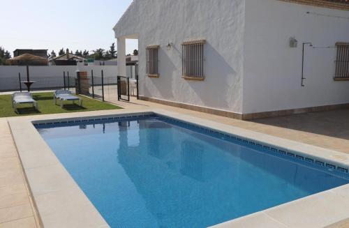 Bazén v ubytovaní Chalet Playa Roche alebo v jeho blízkosti