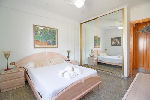 Tempat tidur dalam kamar di Global Properties, Apartamento con terraza y piscina a un paso de la playa