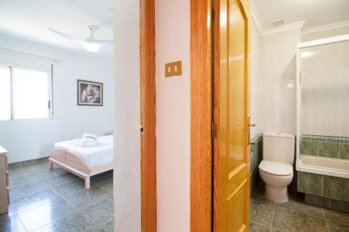 Koupelna v ubytování Global Properties, Apartamento con terraza y piscina a un paso de la playa