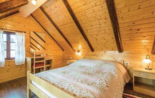 una camera con un letto in una cabina di legno di Apartman"Zibar" a Skrad