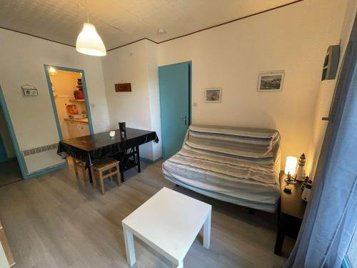 une chambre avec un lit, un bureau et une table dans l'établissement Appartement cosy 2 pièces à 200m de la plage, Saint-Hilaire-de-Riez - 4 couchages, parking, TV, WiFi - FR-1-224C-294, à Saint-Hilaire-de-Riez