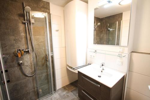 een badkamer met een wastafel en een douche bij Ferienwohnung Königsleiten 63 - Top 17 in Königsleiten