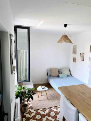 sala de estar con sofá azul y mesa en Logement T2 ICADE ADP Orly Lenôtre J Monnet JMermoz JO 2024 en Rungis