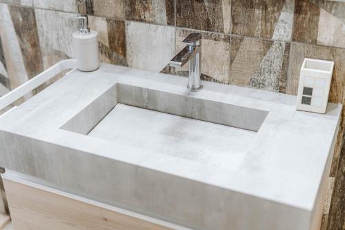 um lavatório numa casa de banho com um lavatório em Doriana Flat - Monteverde em Roma