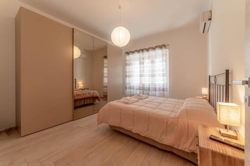 um quarto com uma cama grande e um espelho em Doriana Flat - Monteverde em Roma