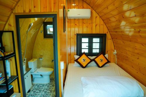sypialnia z łóżkiem i toaletą w pokoju w obiekcie MEDDOM Park w mieście Cao Phong