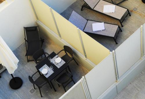 an overhead view of a restaurant with tables and chairs at Bene39 in Turin