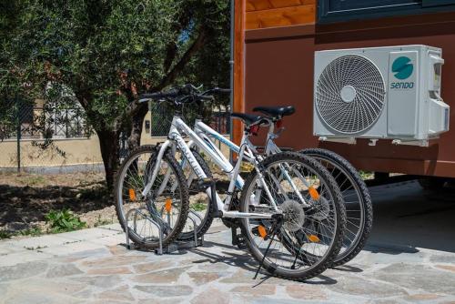 Deux vélos enchaînés à l'arrière d'un bus dans l'établissement Tiny Villa among the olives, à Héraklion