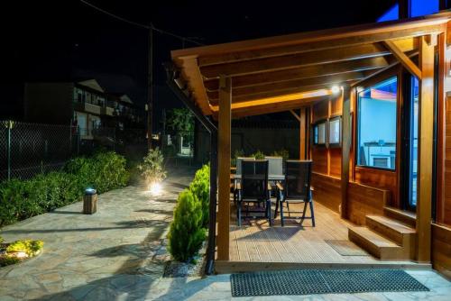 Kawasan patio atau luaran di Tiny Villa among the olives