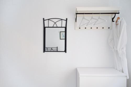 um quarto branco com uma escada e um espelho em Apartamento Antonio - Puerto Pollensa em Port de Pollença