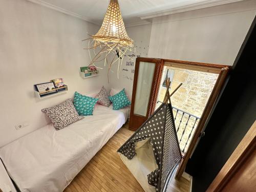 a living room with a couch and a window at Al hilo de Landaluce in Laguardia