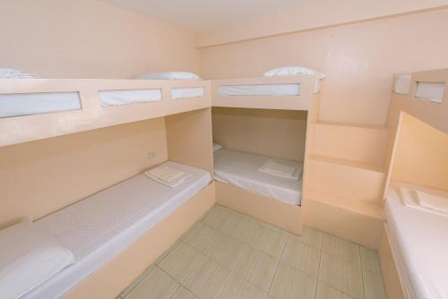Una cama o camas en una habitación de FB Budgetel Suites