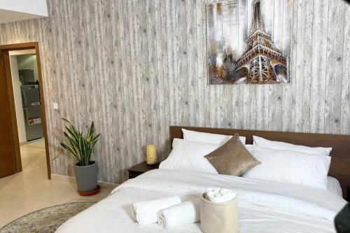 - une chambre avec un lit et une photo de la tour Eiffel dans l'établissement Yas Island Oasis Getaway 1BR Amazon, à Abu Dhabi