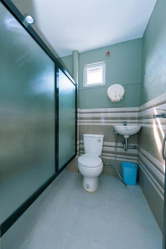 Un baño de FB Budgetel Suites