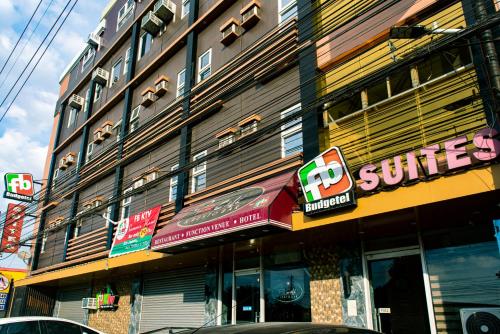 ein Gebäude mit einem Sonnenzeichenschild auf der Seite in der Unterkunft FB Budgetel Suites in Cagayan de Oro