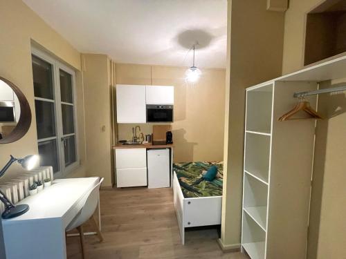 ein kleines Zimmer mit einer Küche und einem Schlafzimmer in der Unterkunft Petit Studio Centre Ville n°10 in Besançon
