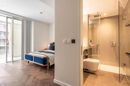 ロンドンにあるLuxury 2 bedroom Flatのベッドルーム1室(ベッド1台、シャワー、トイレ付)