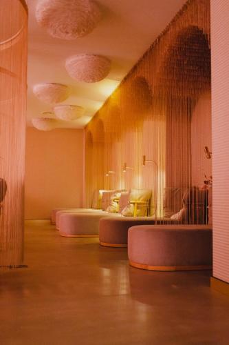 una habitación con una fila de camas en la pared en Ego SPA - Adults Only, en Birštonas