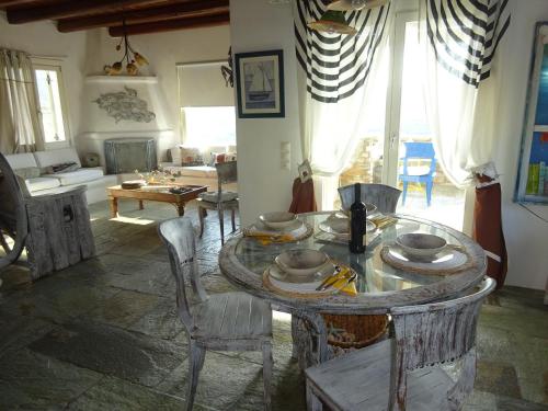 Gallery image of Summer Villa with amazing sunset view in Vourkarion