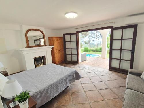 Postel nebo postele na pokoji v ubytování 5 Bedroom Villa with HEATED Pool with breath-taking Sea Views, Walking distances to Shops Restaurants Beach