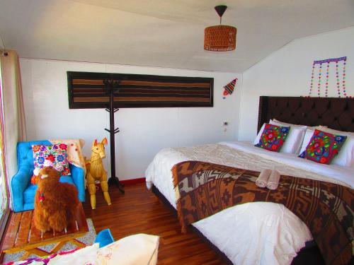 1 dormitorio con 2 camas y 2 animales de peluche en Titicaca tikary's lodge en Puno