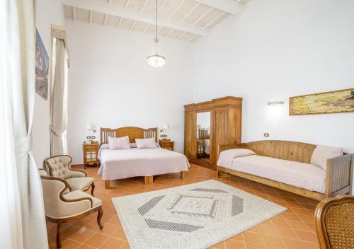 Seranova Luxury Hotel - Adults Only في ثيوداديلا: غرفة معيشة بها سريرين وأريكة