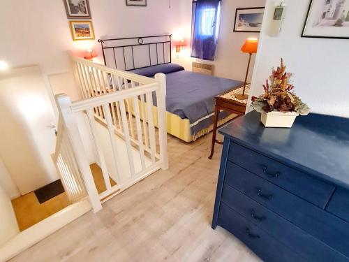 um pequeno quarto com uma cama e uma cómoda azul em Appartement Six-Fours-les-Plages, 3 pièces, 6 personnes - FR-1-316-40 em Six-Fours-les-Plages